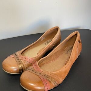 Cobb Hill by New Balance Women's Tan Gold and Pink Ballet Flats- Leather